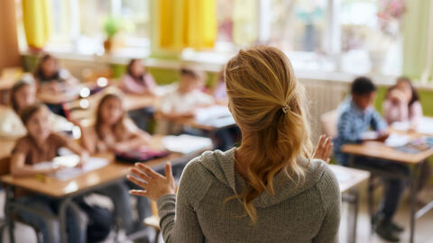 Парите за образованието: Учителските заплати ще растат със средните възнаграждения, според министър Вълчев