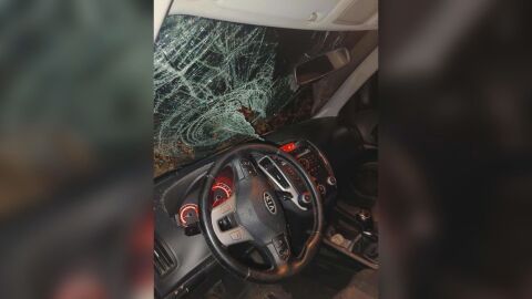 Скален къс падна върху движеща се кола на пътя София – Самоков и влезе през предното стъкло