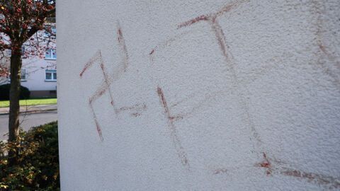 Полицията в Германия разследва появата на свастики, изрисувани с човешка кръв (СНИМКИ)