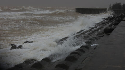 След като уби над 100 души във Филипините, тайфунът „Калмаеги“ стигна до Виетнам (ВИДЕО)