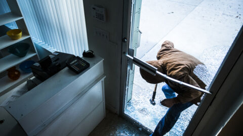 Задържаха трима мъже, откраднали пари и златни накити за 147 000 лева от жилище в Добрич