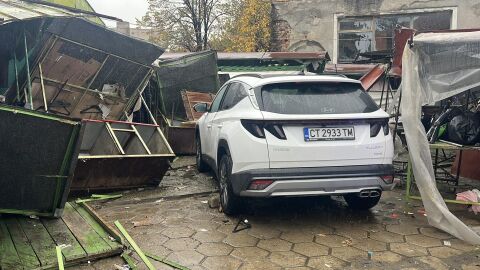 Кола се блъсна в сергии на кооперативния пазар в Казанлък (СНИМКИ)