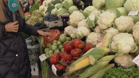 В сезона на зимнината: Пазарите са пълни, купувачите - малко