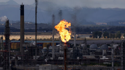 „Политико“: България и Румъния се борят с времето, за да запазят рафинериите си