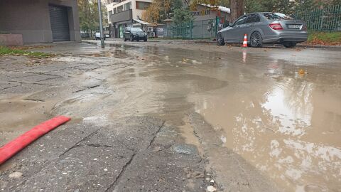 Авария на водопровод наводни улици в Пловдив (СНИМКИ)