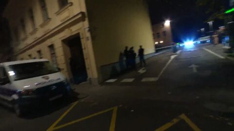 Напрежение в Загреб: Полицията спря влизането на маскирана група в сръбския културен център