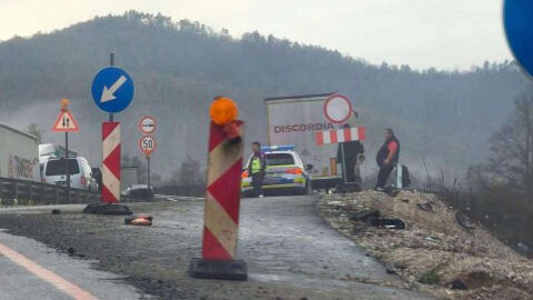 Камион се заби в камара пръст в неремонтиран участък от пътя Мездра – Ботевград (СНИМКИ)