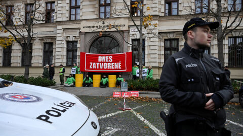 „Днес е затворено“: Активисти от „Грийнпийс“ блокираха екоминистерството в Словакия