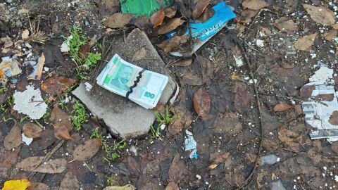 С риск да закъснеят за изпит: Двама младежи намериха голяма сума пари и потърсиха на кого са (СНИМКИ)