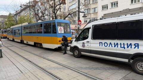 „Момичето беше затиснато под скарата на трамвая“: Блъснатото дете е извън опасност