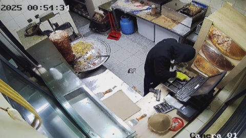 С пистолет и маска: Да обереш дюнерджийница за 30 секунди (ВИДЕО)