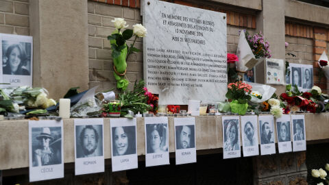 За да се чуе всяко едно от имената на жертвите: Оцелелите от френския кошмар настояват за тиха почит 