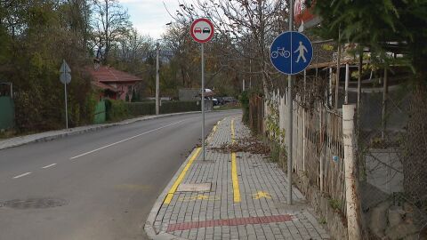 Велоалея с вградени препятствия: Защо пътни знаци и стълб пречат на колоездачите?