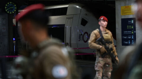 Мъж е извадил нож на гара &quot;Монпарнас&quot; в Париж; полицията е произвела изстрел 