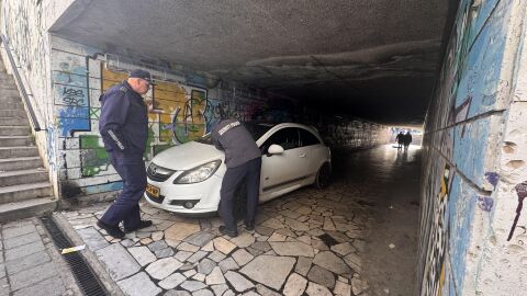 Кола с чужд номер „паркира“ в подлез във Варна (СНИМКИ)