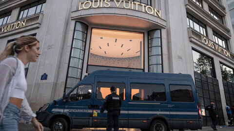 Автомобил се вряза в магазин на Louis Vuitton в Рим, трима маскирани го ограбват