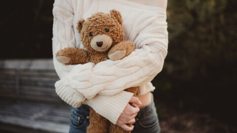 Плюшено мече, задвижвано от изкуствен интелект, говори на деца за ножове, секс и кокаин