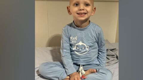 След двойна диагноза рак: 4-годишно момче и майка му се борят за живота си едновременно (СНИМКИ)