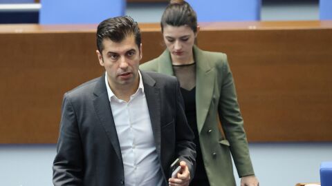 Кирил Петков: Слави Трифонов написа поредния си „мъжествен“ пост срещу жената, която го осъди 