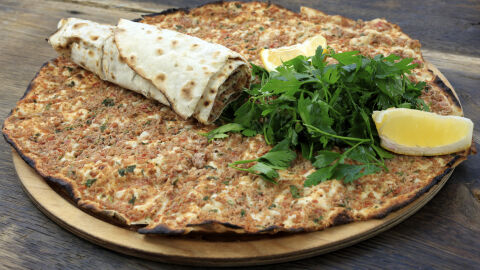 25 души са хоспитализирани в Истанбул заради предполагаемо хранително отравяне