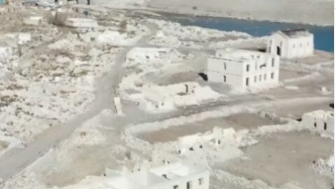 Двуетажни жилищни сгради, два храма: Потопено село излезе наяве след отдръпване на водата в язовир (ВИДЕО)