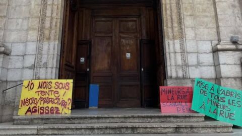 Мигранти окупираха църква, за да се предпазят от студа