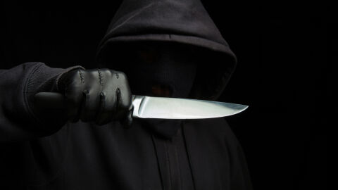 С нож в гърлото посред бял ден: Двама младежи арестувани за брутален грабеж в София