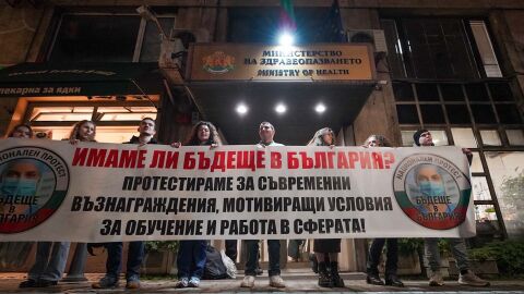 „Няма да ни излъжете“: Младите лекари на протест, няма яснота как ще увеличат заплатите им (СНИМКИ)