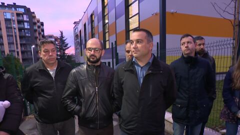 Опасност за децата: Цяла улица пред училище наводнена, липсват шахти (ВИДЕО)