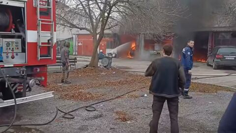 Мъж е с изгаряния след пожар в автосервиз в Димитровград (ВИДЕО)