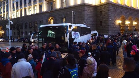 Протестиращи блокираха движението, опитаха да избутат автобус с полицаи (ГАЛЕРИЯ)