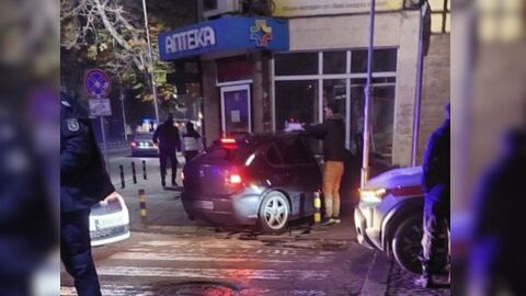 Младеж влетя с автомобила си в аптека в Пловдив