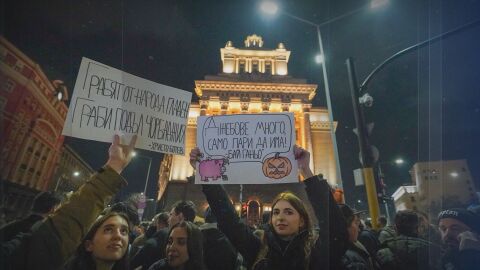 Разказ от първо лице: Репортер на bTV за бутна срещу бюджета пред парламента