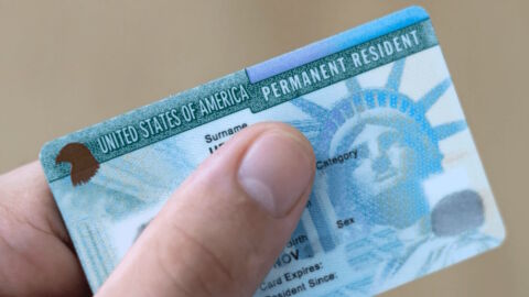 САЩ ще преразгледат решенията за зелени карти на чужденци от 19 държави