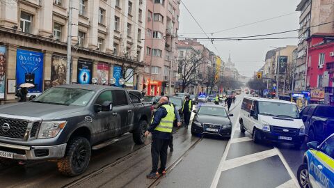 „Аварирали“ автомобили с регистрации от страната блокираха центъра на София (СНИМКИ)