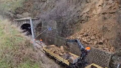 Бедствено положение в Югозападна България: Скална маса се срути върху релси 