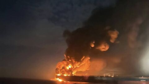 Експлозия и пожар на танкер в Черно море, има опасност от замърсяване 