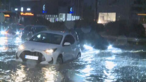 Поройни дъждове и гръмотевични бури причиниха щети в Гърция (ВИДЕО)