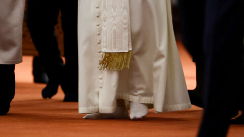 Папа Лъв се събу, но не се помоли в &quot;Синята джамия&quot; в Истанбул (ВИДЕО)