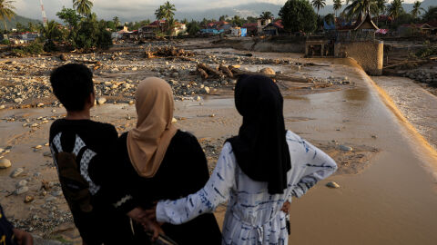 Опустошително наводнение взе над 440 жертви (СНИМКИ и ВИДЕО)