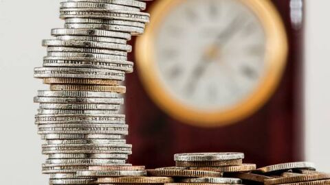 Недоволен от повишаването на местните данъци и такси мъж плати с пет кг монети