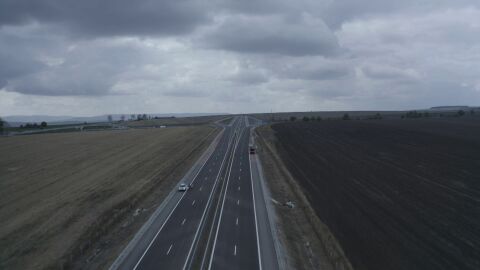 Тир се е завъртя на магистрала „Хемус“, в него са се блъснали четири коли