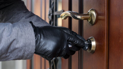 Близо 20 000 евро и златни накити откраднаха от къща в Берковица