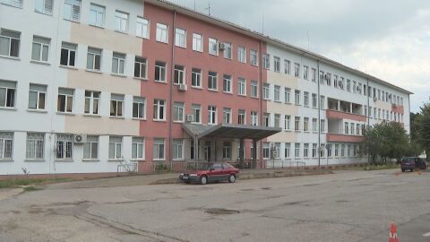 Откриха човешки останки в двора на болницата във Враца