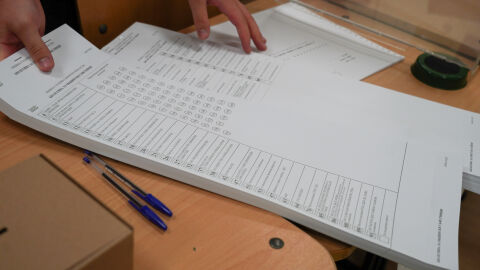 „В обедната почивка отишъл и до втората секция“: Глобиха член на СИК, гласувал два пъти