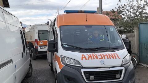 Падна навес върху трима души в София, единият пострадал е починал 