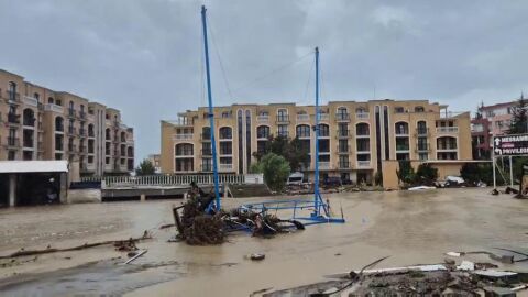 Издирват изчезнала жена в опустошения курорт "Елените" (ВИДЕО)