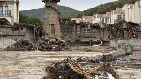 "Елените": Водопад се спуска от големи бетонни късове, водата се е върнала там, където е била преди години