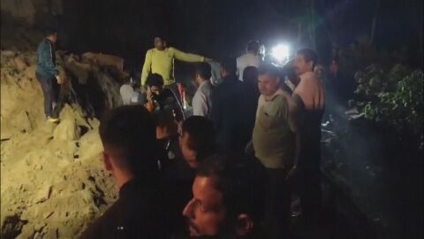 Свлачище затрупа автобус, най-малко 15 са загиналите (ВИДЕО)