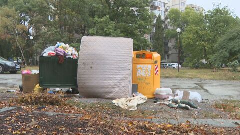„Неестествено количество дивани, тоалетни, строителни материали“: Кофите в район „Красно село“ преливат